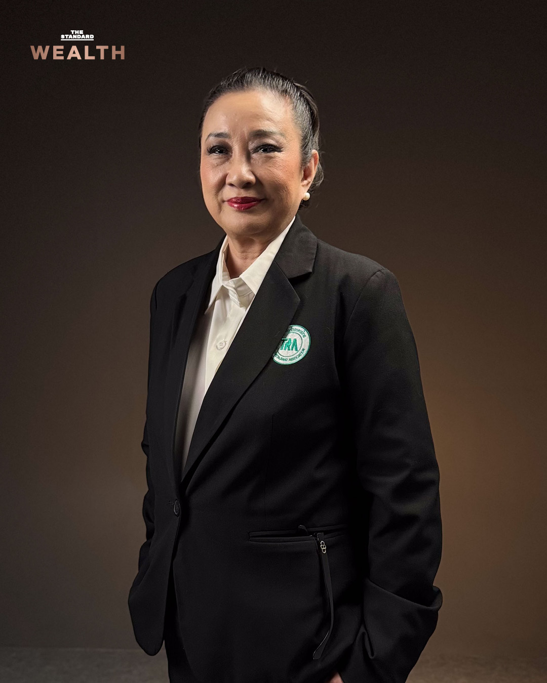 ภาพกราฟิกสื่อถึงคนไทยรายได้ติดลบ แบกรับค่าครองชีพสูง กระทบร้านอาหารต้องลดโอที-หยุดจ้างงานใหม่ มีภาพ ฐนิวรรณ กุลมงคล และโลโก้ WEALTH IN DEPTH 1