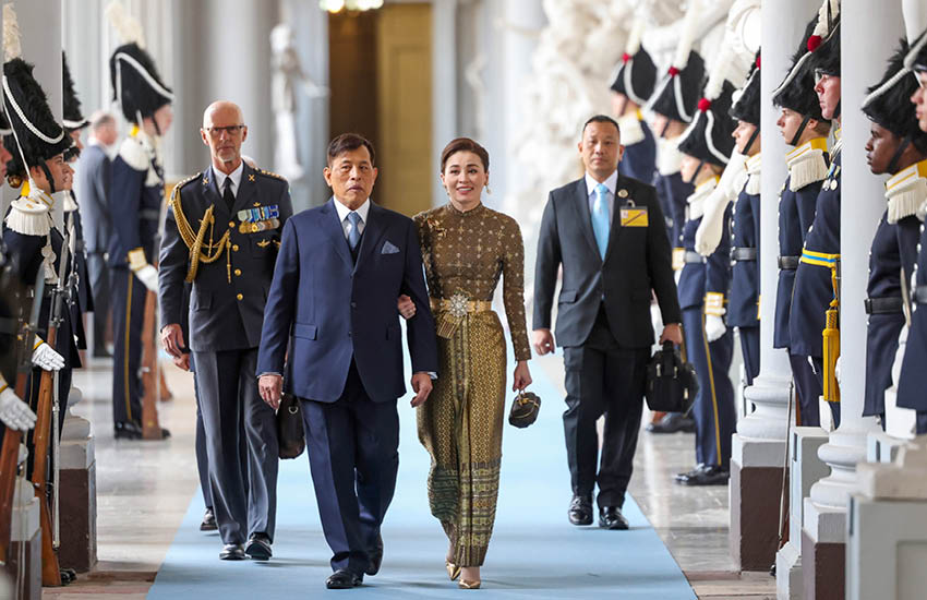 พระบาทสมเด็จพระเจ้าอยู่หัวและสมเด็จพระนางเจ้าฯ พระบรมราชินี ทรงร่วมพิธีสรรเสริญและขอบคุณพระเจ้า ณ วิหารหลวง กรุงสตอกโฮล์ม ในโอกาสวันคล้ายวันพระราชสมภพสมเด็จพระราชาธิบดีคาร์ล ที่ 16 กุสตาฟแห่งสวีเดน 1