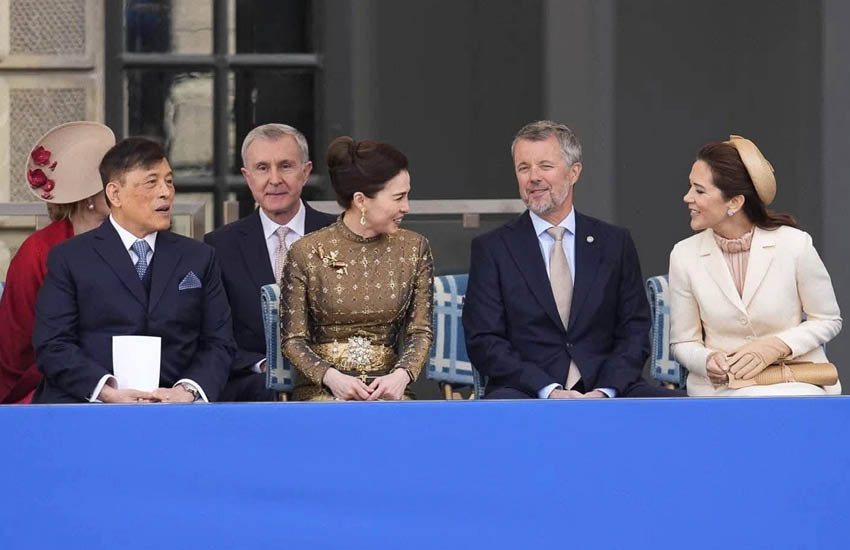 พระบาทสมเด็จพระเจ้าอยู่หัวและสมเด็จพระนางเจ้าฯ พระบรมราชินี ทรงร่วมพิธีสรรเสริญและขอบคุณพระเจ้า ณ วิหารหลวง กรุงสตอกโฮล์ม ในโอกาสวันคล้ายวันพระราชสมภพสมเด็จพระราชาธิบดีคาร์ล ที่ 16 กุสตาฟแห่งสวีเดน 2