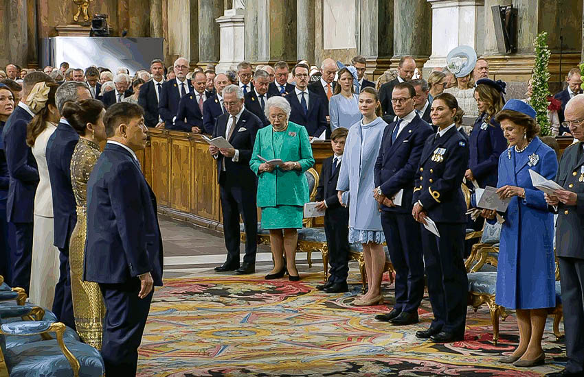 พระบาทสมเด็จพระเจ้าอยู่หัวและสมเด็จพระนางเจ้าฯ พระบรมราชินี ทรงร่วมพิธีสรรเสริญและขอบคุณพระเจ้า ณ วิหารหลวง กรุงสตอกโฮล์ม ในโอกาสวันคล้ายวันพระราชสมภพสมเด็จพระราชาธิบดีคาร์ล ที่ 16 กุสตาฟแห่งสวีเดน 4