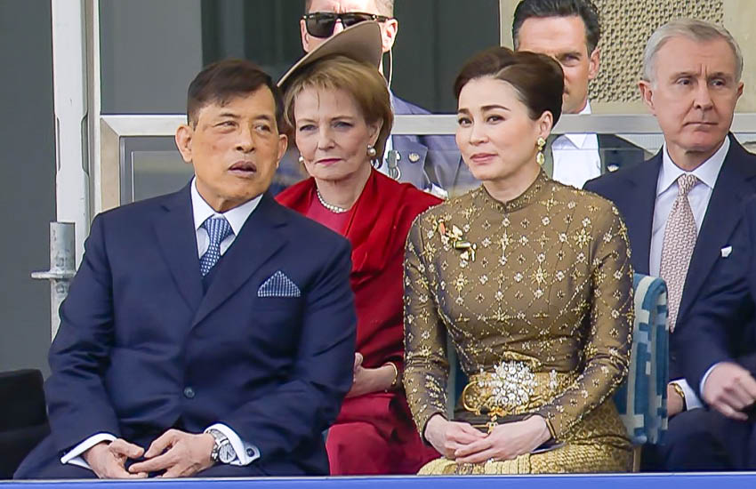 พระบาทสมเด็จพระเจ้าอยู่หัวและสมเด็จพระนางเจ้าฯ พระบรมราชินี ทรงร่วมพิธีสรรเสริญและขอบคุณพระเจ้า ณ วิหารหลวง กรุงสตอกโฮล์ม ในโอกาสวันคล้ายวันพระราชสมภพสมเด็จพระราชาธิบดีคาร์ล ที่ 16 กุสตาฟแห่งสวีเดน 5