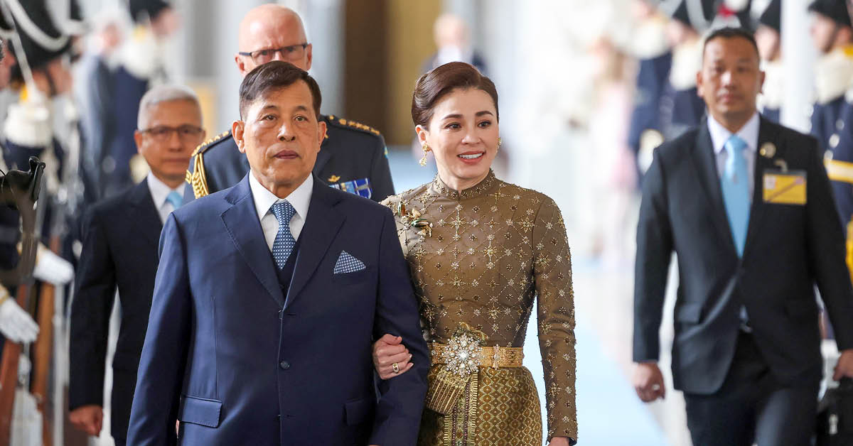 พระบาทสมเด็จพระเจ้าอยู่หัวและสมเด็จพระนางเจ้าฯ พระบรมราชินี ทรงร่วมพิธีสรรเสริญและขอบคุณพระเจ้า ณ วิหารหลวง กรุงสตอกโฮล์ม ในโอกาสวันคล้ายวันพระราชสมภพสมเด็จพระราชาธิบดีคาร์ล ที่ 16 กุสตาฟแห่งสวีเดน