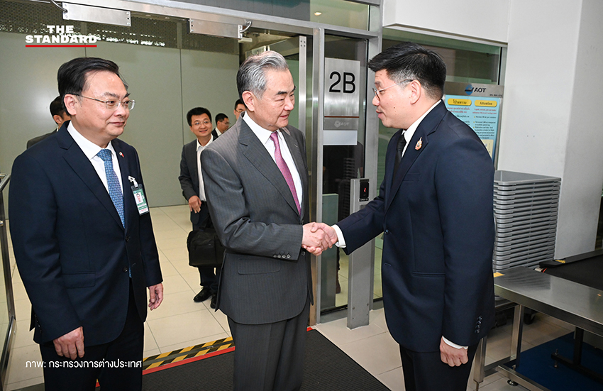 ธนพ ปัญญาพัฒนากุล เอกอัครราชทูตประจำกระทรวงการต่างประเทศ ต้อนรับ หวัง อี้ รัฐมนตรีต่างประเทศจีน ณ ท่าอากาศยานสุวรรณภูมิ 1