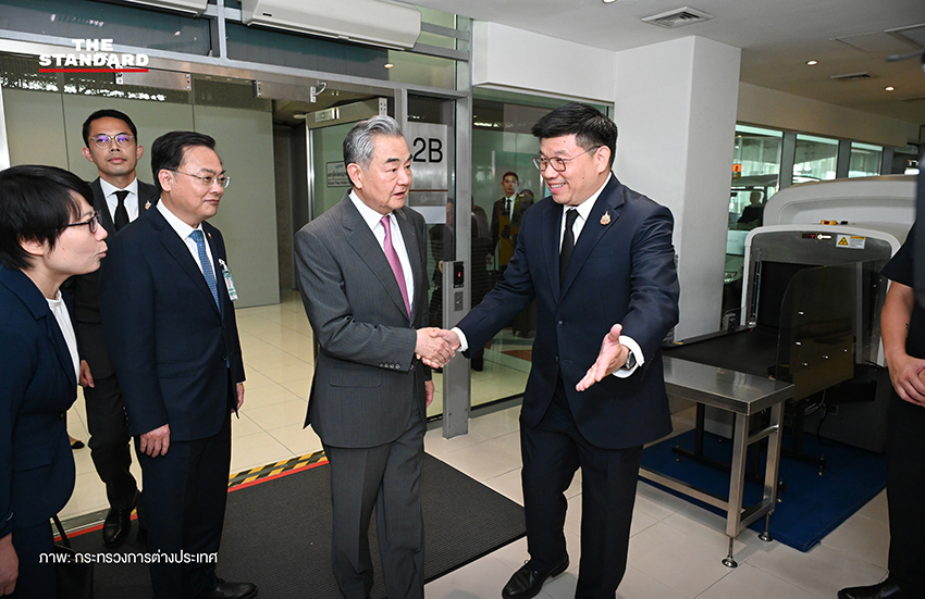 ธนพ ปัญญาพัฒนากุล เอกอัครราชทูตประจำกระทรวงการต่างประเทศ ต้อนรับ หวัง อี้ รัฐมนตรีต่างประเทศจีน ณ ท่าอากาศยานสุวรรณภูมิ 2