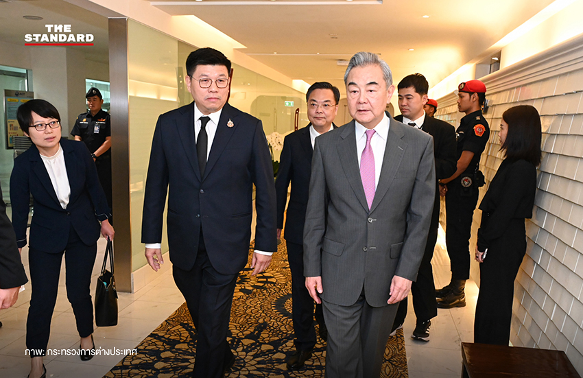 ธนพ ปัญญาพัฒนากุล เอกอัครราชทูตประจำกระทรวงการต่างประเทศ ต้อนรับ หวัง อี้ รัฐมนตรีต่างประเทศจีน ณ ท่าอากาศยานสุวรรณภูมิ 3