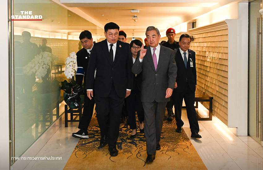 ธนพ ปัญญาพัฒนากุล เอกอัครราชทูตประจำกระทรวงการต่างประเทศ ต้อนรับ หวัง อี้ รัฐมนตรีต่างประเทศจีน ณ ท่าอากาศยานสุวรรณภูมิ 4