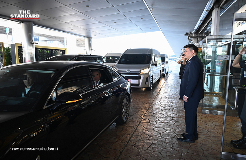 ธนพ ปัญญาพัฒนากุล เอกอัครราชทูตประจำกระทรวงการต่างประเทศ ต้อนรับ หวัง อี้ รัฐมนตรีต่างประเทศจีน ณ ท่าอากาศยานสุวรรณภูมิ 5
