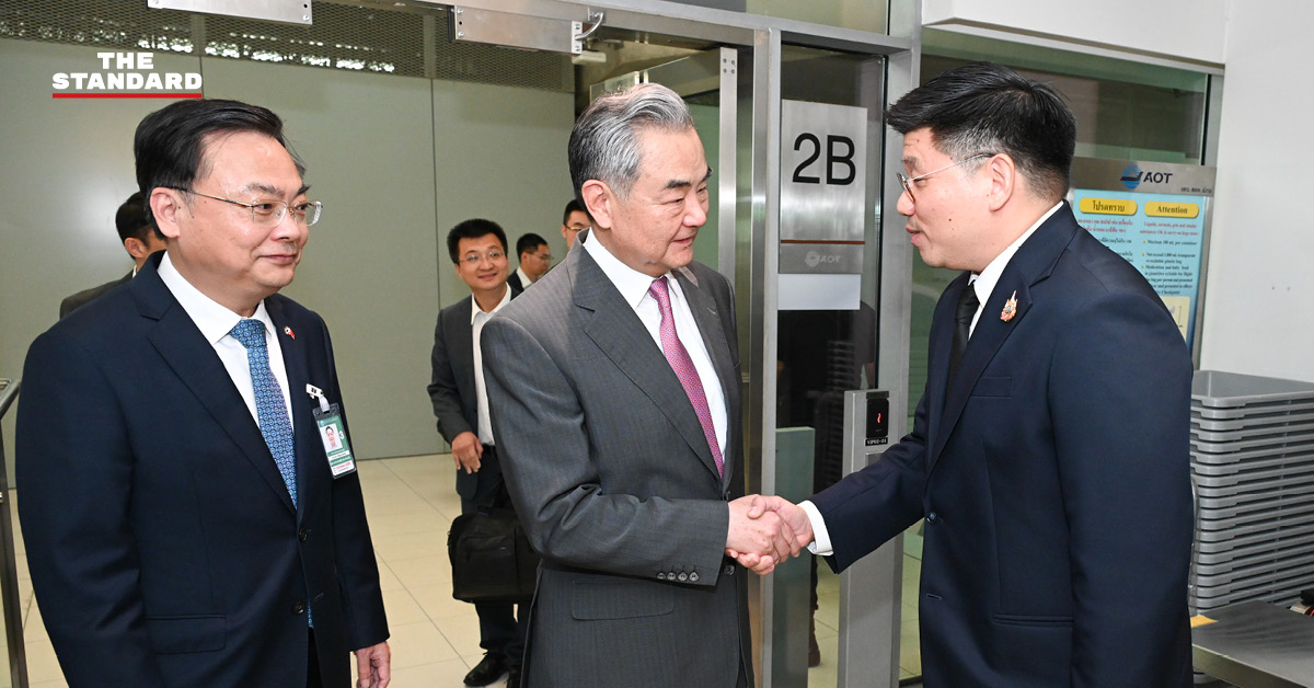 ธนพ ปัญญาพัฒนากุล เอกอัครราชทูตประจำกระทรวงการต่างประเทศ ต้อนรับ หวัง อี้ รัฐมนตรีต่างประเทศจีน ณ ท่าอากาศยานสุวรรณภูมิ