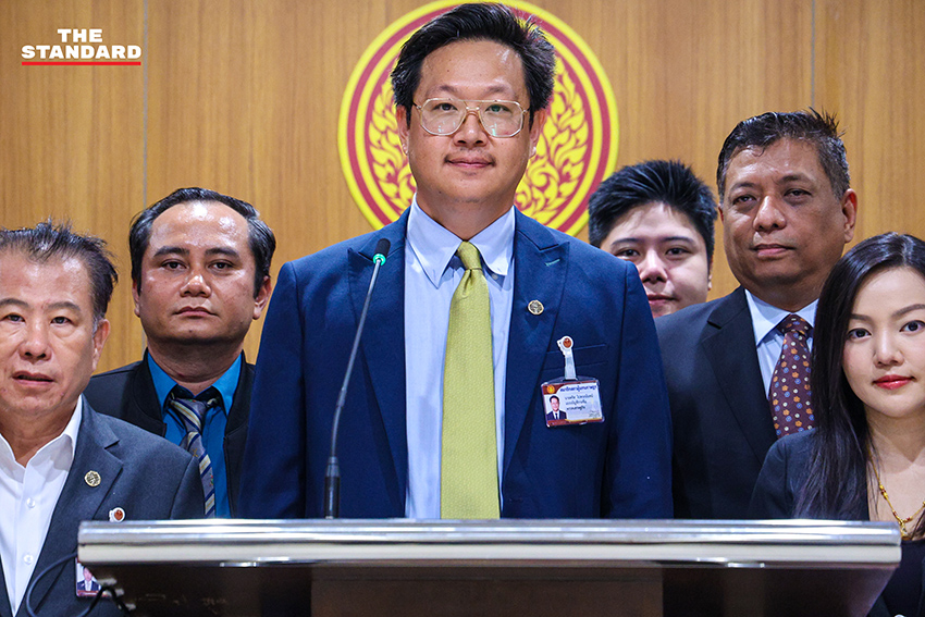 คริส โปตระนันท์ และ สส. พรรคเศรษฐกิจ 2 คน แถลงข่าว ณ อาคารรัฐสภา 1