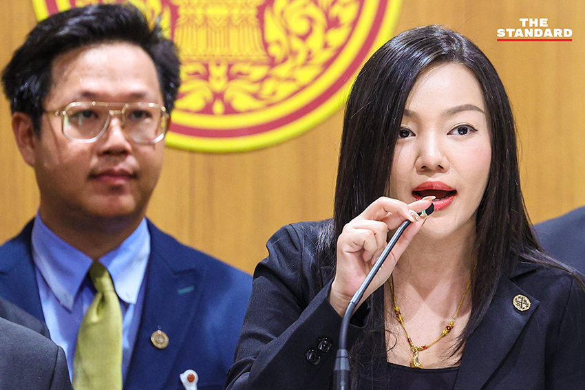 คริส โปตระนันท์ และ สส. พรรคเศรษฐกิจ 2 คน แถลงข่าว ณ อาคารรัฐสภา 2