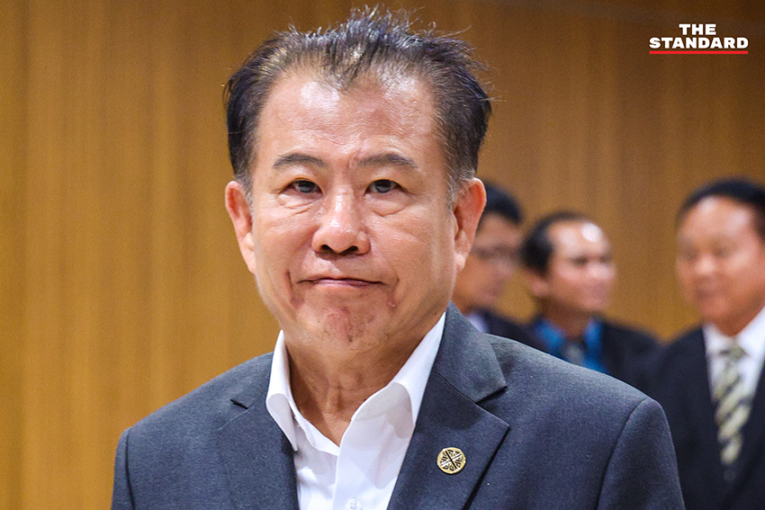 คริส โปตระนันท์ และ สส. พรรคเศรษฐกิจ 2 คน แถลงข่าว ณ อาคารรัฐสภา 3