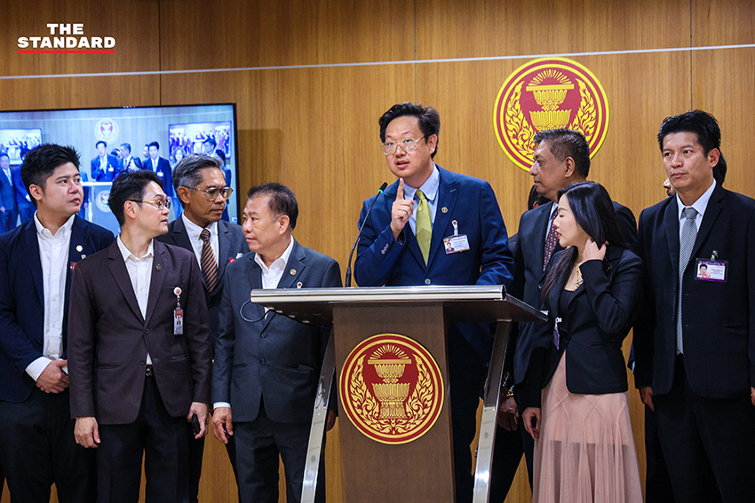 คริส โปตระนันท์ และ สส. พรรคเศรษฐกิจ 2 คน แถลงข่าว ณ อาคารรัฐสภา 4