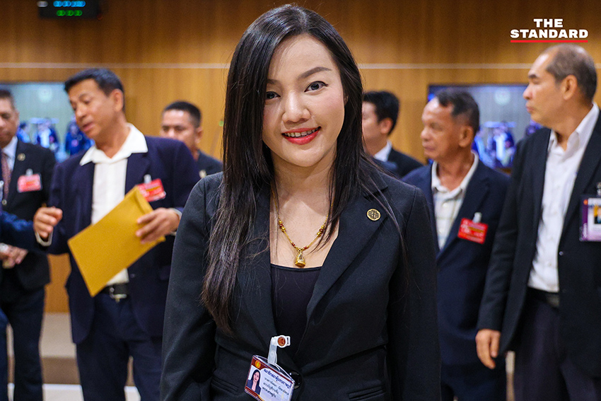 คริส โปตระนันท์ และ สส. พรรคเศรษฐกิจ 2 คน แถลงข่าว ณ อาคารรัฐสภา 5