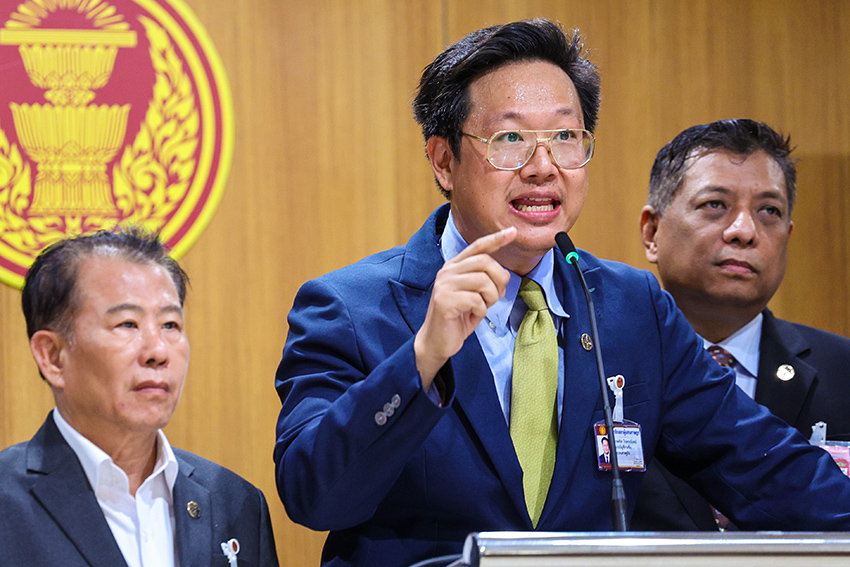 คริส โปตระนันท์ และ สส. พรรคเศรษฐกิจ 2 คน แถลงข่าว ณ อาคารรัฐสภา 6