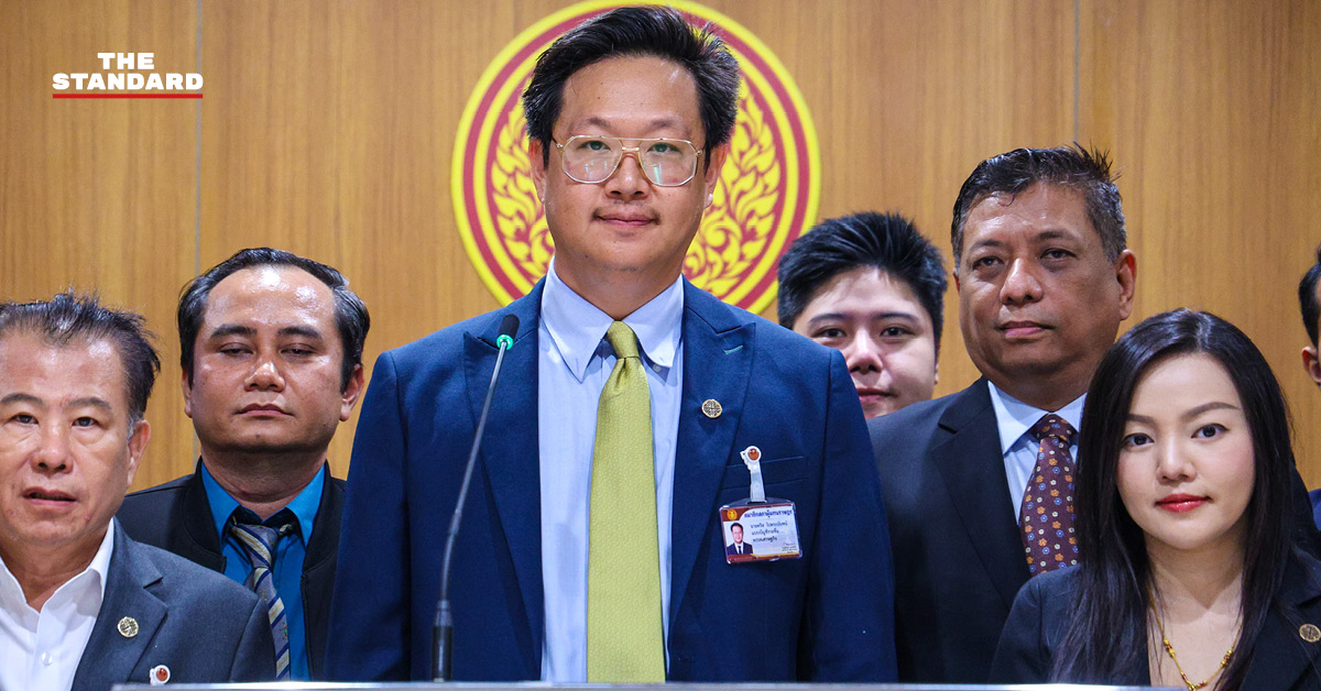 คริส โปตระนันท์ และ สส. พรรคเศรษฐกิจ 2 คน แถลงข่าว ณ อาคารรัฐสภา