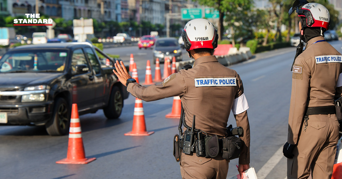 เจ้าหน้าที่ตำรวจจราจรกำลังปฏิบัติหน้าที่