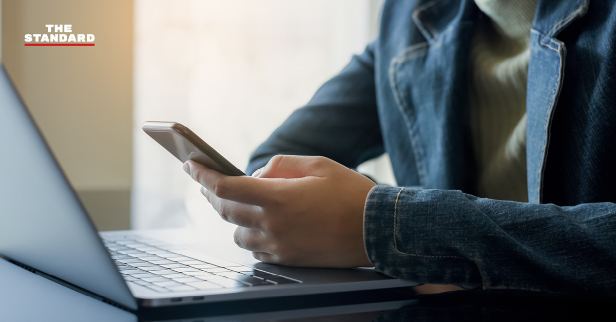 พล.ต.ท.ไตรรงค์ ผิวพรรณ โฆษกสำนักงานตำรวจแห่งชาติ พร้อมผู้แทน Meta แถลงข่าวความร่วมมือปราบปรามภัยไซเบอร์