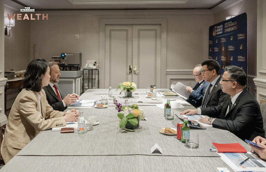 ดร.เอกนิติ นิติทัณฑ์ประภาศ รองนายกรัฐมนตรีและรัฐมนตรีว่าการกระทรวงการคลัง และนาย นฤตม์ เทอดสถีรศักดิ์ เลขาธิการบีโอไอ กำลังหารือกับนักลงทุนต่างชาติในอุตสาหกรรมเซมิคอนดักเตอร์ที่สหรัฐฯ 2