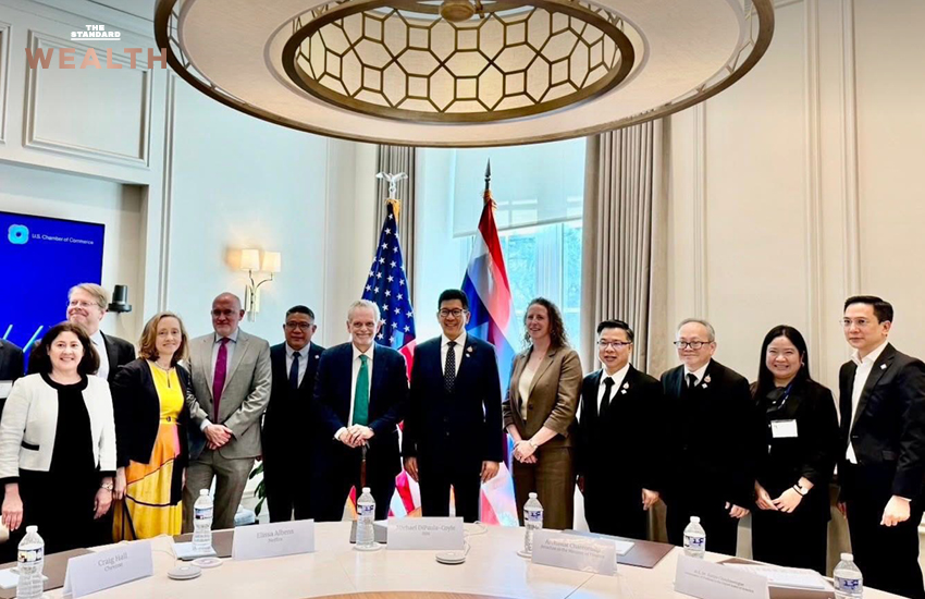 ดร.เอกนิติ นิติทัณฑ์ประภาศ รองนายกรัฐมนตรีและรัฐมนตรีว่าการกระทรวงการคลัง และนาย นฤตม์ เทอดสถีรศักดิ์ เลขาธิการบีโอไอ กำลังหารือกับนักลงทุนต่างชาติในอุตสาหกรรมเซมิคอนดักเตอร์ที่สหรัฐฯ 3