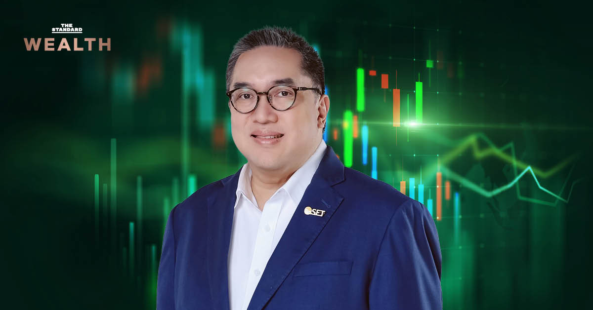 ภาพ ศรพล ตุลยะเสถียร รองผู้จัดการ ตลท. กำลังอธิบายสถานการณ์ตลาดหุ้นไทย โดยมีกราฟหุ้นและข้อความ "SET ยังโตแกร่ง แม้สงครามเดือด มีนาปิดร่วง 5.24% น้อยกว่าภูมิภาค" ประกอบฉากหลัง