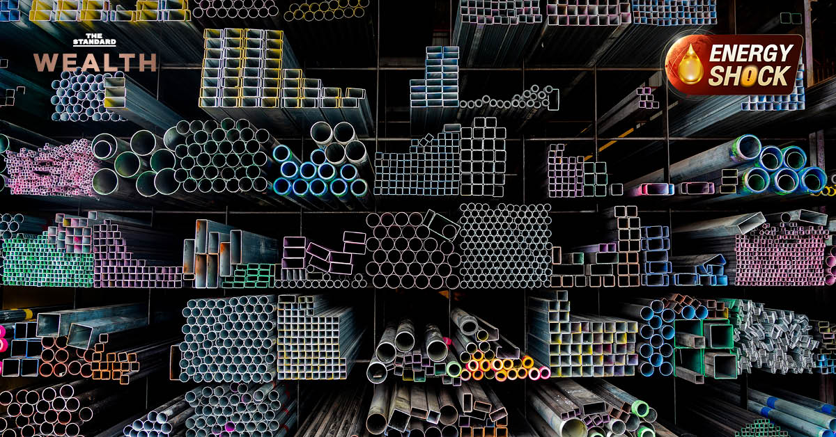 ภาพกองเหล็กเส้นและเหล็กแผ่นหลากหลายรูปทรงในโกดังเก็บสินค้า