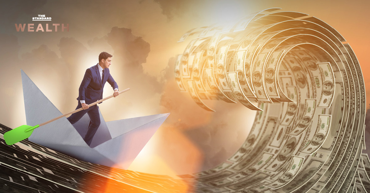 นักธุรกิจบนเรือกระดาษท่ามกลางทะเลเงิน สื่อถึงความไม่แน่นอนของตลาดหุ้นกู้ หากสงครามอิหร่านยืดเยื้อ