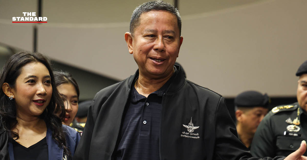 ภาพ พล.ท. อดุลย์ บุญธรรมเจริญ รัฐมนตรีว่าการกระทรวงกลาโหม แถลงข่าวถึงความมั่นคงชายแดนและสงกรานต์