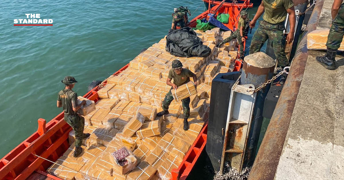 เจ้าหน้าที่กำลังตรวจสอบของกลางสินค้าเถื่อนที่ถูกลักลอบขนทางทะเลกว่า 500 กล่อง