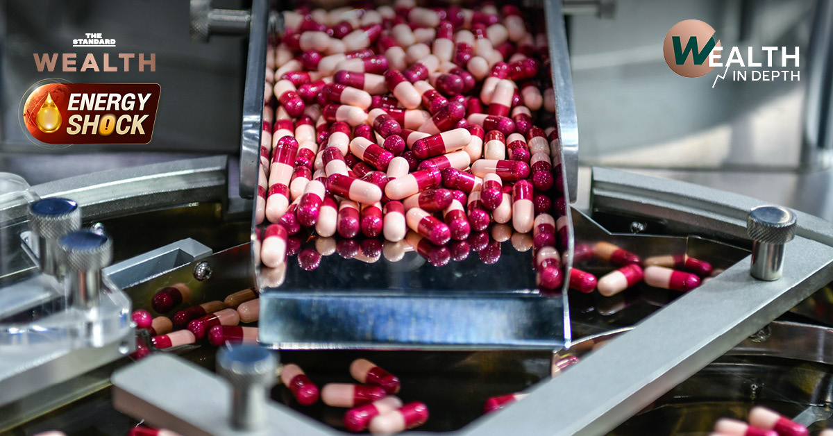 เม็ดยาและแคปซูลถูกผลิตบนสายพานการผลิตยา พร้อมข้อความ 'ไทยเสี่ยงขาดแคลนยาหรือยัง เมื่อผู้ผลิตตรึงสต็อก-ราคา ได้อีก 60 วัน'