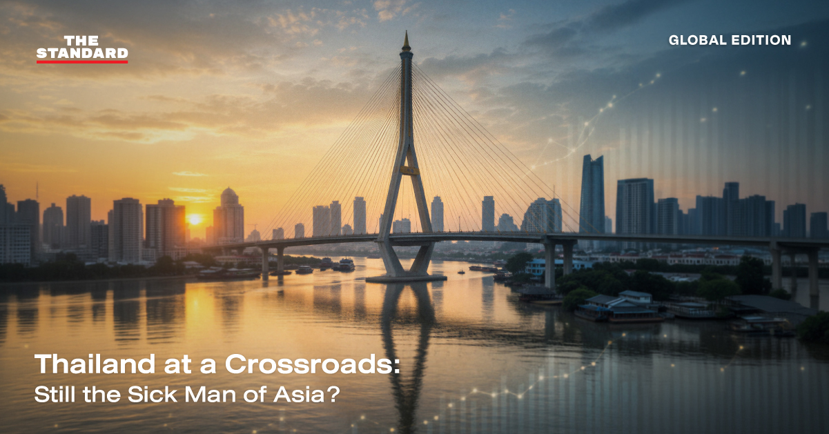 ภาพประกอบแสดงกราฟเศรษฐกิจไทยพร้อมสัญลักษณ์ค่าเงินและแผนพัฒนาพลังงาน สะท้อนการประเมินสถานะทางเศรษฐกิจและแนวทางการปฏิรูปของประเทศไทย