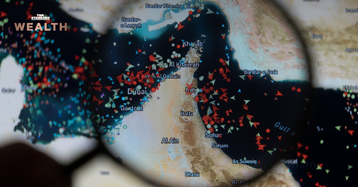 แว่นขยายกำลังส่องช่องแคบฮอร์มุซ สื่อถึงผลกระทบความขัดแย้งที่ทำให้การส่งออกไทยไปตะวันออกกลางลดลง