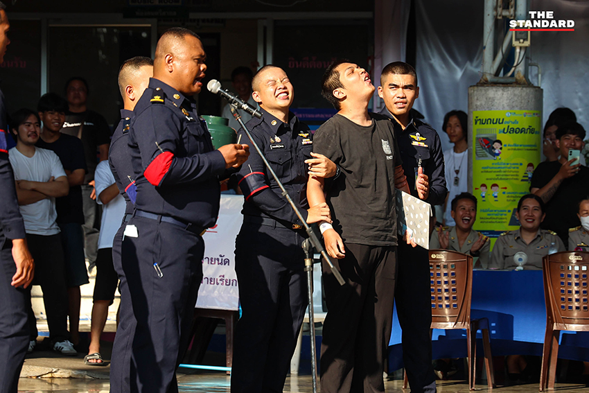 ภาพบรรยากาศ การคัดเลือกทหารกองเกิน ประจำปี 2569 การจับใบดำใบแดง ที่เต็มไปด้วยรอยยิ้ม คราบน้ำตา และความตื่นเต้น 1