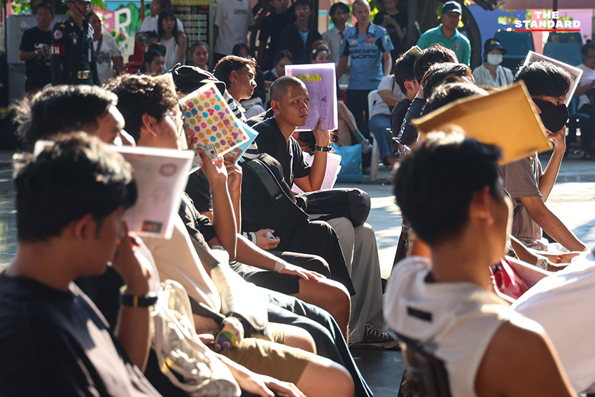 ภาพบรรยากาศ การคัดเลือกทหารกองเกิน ประจำปี 2569 การจับใบดำใบแดง ที่เต็มไปด้วยรอยยิ้ม คราบน้ำตา และความตื่นเต้น 11