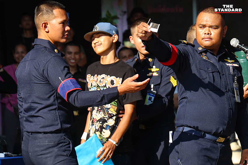 ภาพบรรยากาศ การคัดเลือกทหารกองเกิน ประจำปี 2569 การจับใบดำใบแดง ที่เต็มไปด้วยรอยยิ้ม คราบน้ำตา และความตื่นเต้น 14