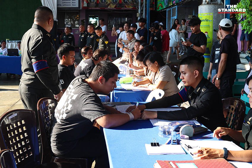 ภาพบรรยากาศ การคัดเลือกทหารกองเกิน ประจำปี 2569 การจับใบดำใบแดง ที่เต็มไปด้วยรอยยิ้ม คราบน้ำตา และความตื่นเต้น 15