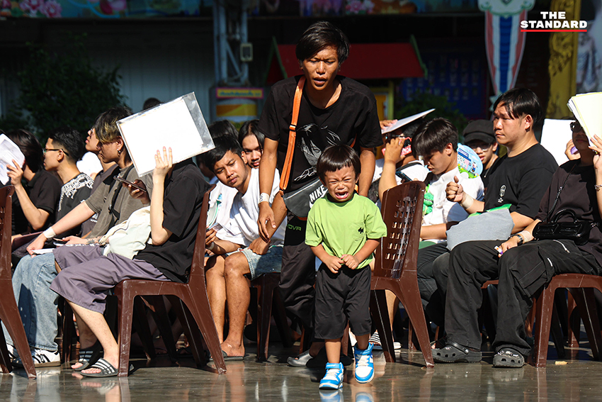 ภาพบรรยากาศ การคัดเลือกทหารกองเกิน ประจำปี 2569 การจับใบดำใบแดง ที่เต็มไปด้วยรอยยิ้ม คราบน้ำตา และความตื่นเต้น 16