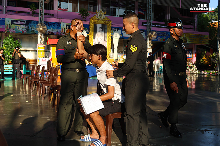 ภาพบรรยากาศ การคัดเลือกทหารกองเกิน ประจำปี 2569 การจับใบดำใบแดง ที่เต็มไปด้วยรอยยิ้ม คราบน้ำตา และความตื่นเต้น 17