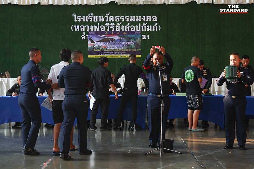 ภาพบรรยากาศ การคัดเลือกทหารกองเกิน ประจำปี 2569 การจับใบดำใบแดง ที่เต็มไปด้วยรอยยิ้ม คราบน้ำตา และความตื่นเต้น 6