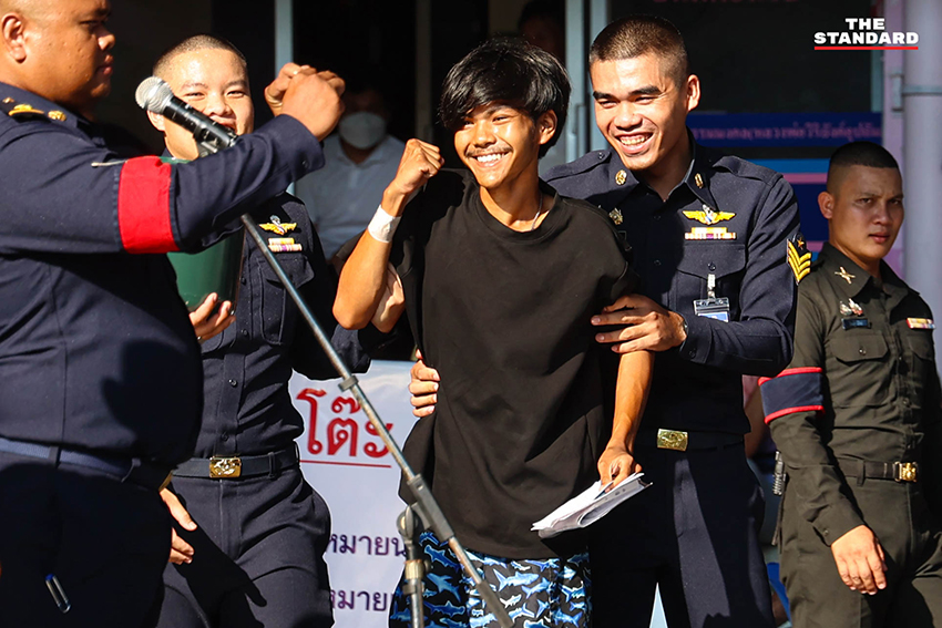 ภาพบรรยากาศ การคัดเลือกทหารกองเกิน ประจำปี 2569 การจับใบดำใบแดง ที่เต็มไปด้วยรอยยิ้ม คราบน้ำตา และความตื่นเต้น 8