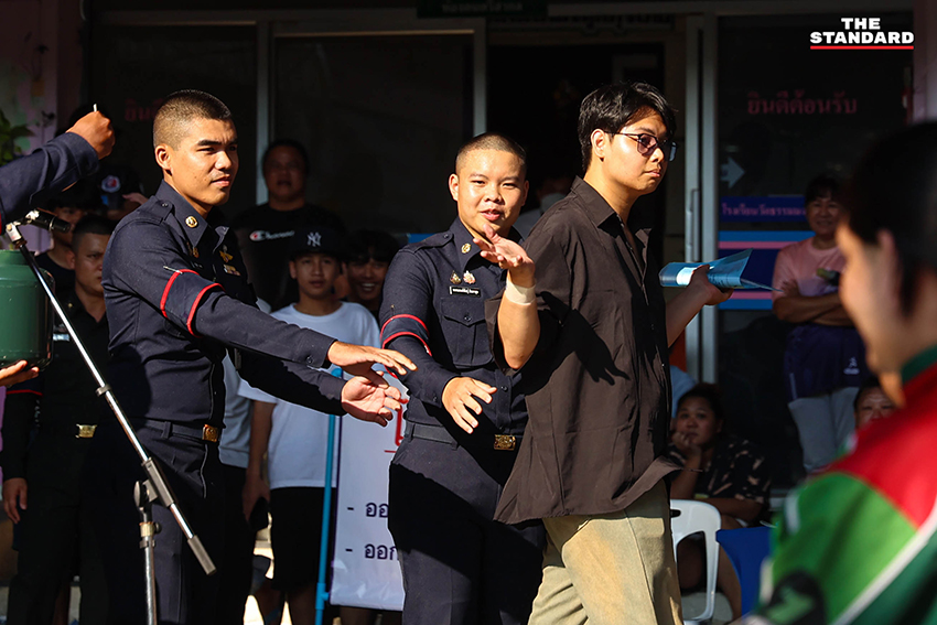 ภาพบรรยากาศ การคัดเลือกทหารกองเกิน ประจำปี 2569 การจับใบดำใบแดง ที่เต็มไปด้วยรอยยิ้ม คราบน้ำตา และความตื่นเต้น 9