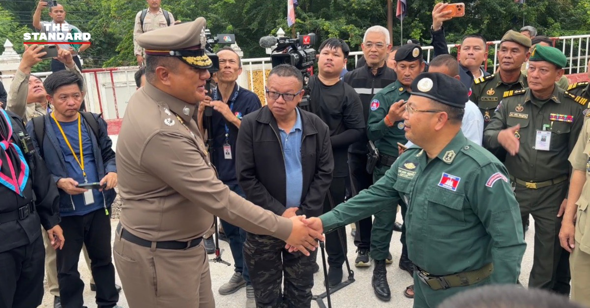 ทหารและตำรวจกำลังคัดกรองคนไทยที่เดินทางกลับจากปอยเปต ประเทศกัมพูชา