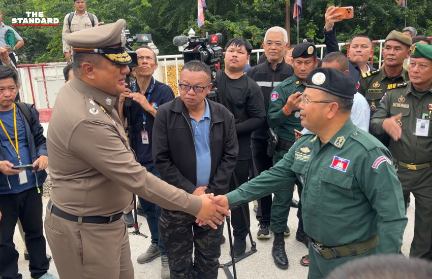 ทหารและตำรวจกำลังคัดกรองคนไทยที่เดินทางกลับจากปอยเปต ประเทศกัมพูชา 1