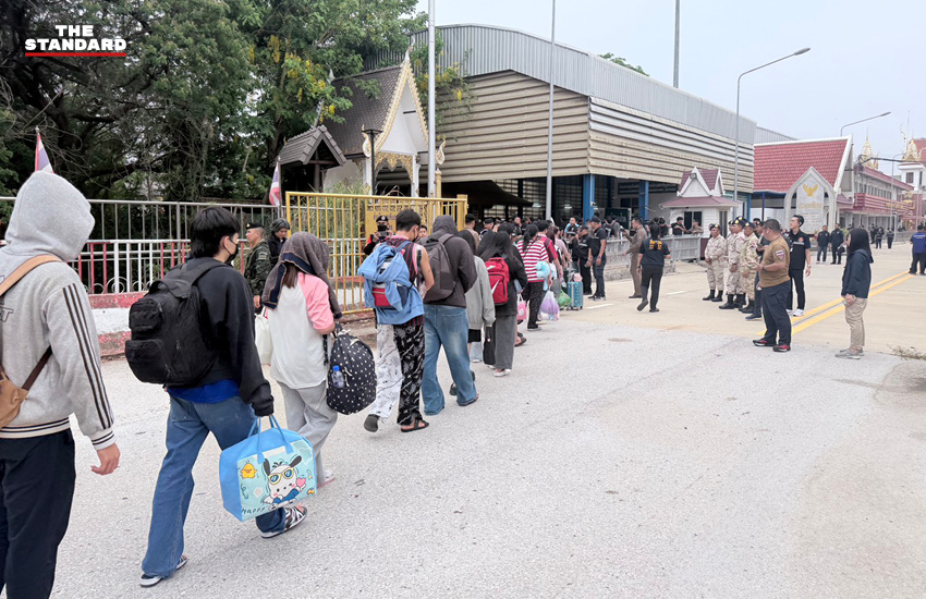 ทหารและตำรวจกำลังคัดกรองคนไทยที่เดินทางกลับจากปอยเปต ประเทศกัมพูชา 2
