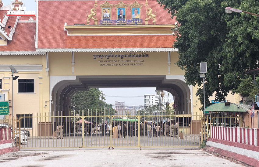 ทหารและตำรวจกำลังคัดกรองคนไทยที่เดินทางกลับจากปอยเปต ประเทศกัมพูชา 3