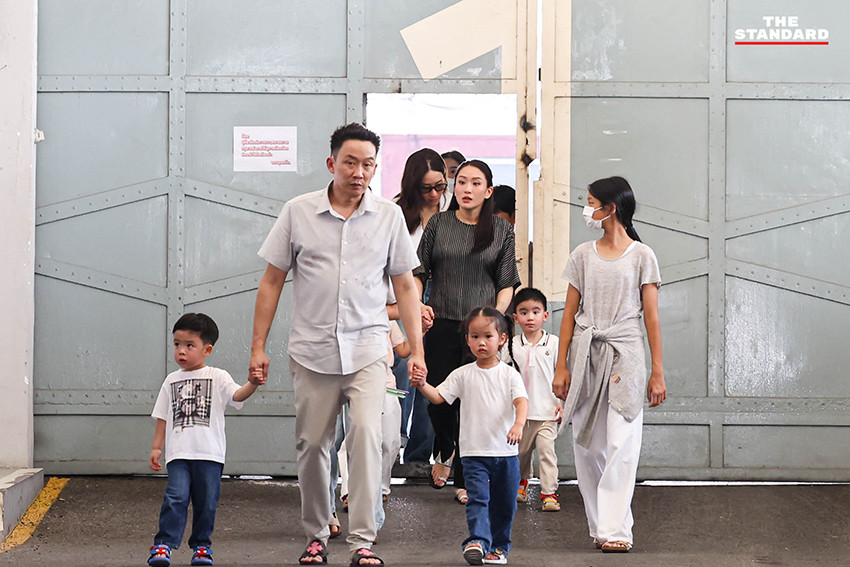 สมาชิกครอบครัวชินวัตร นำโดย 'พานทองแท้-พินทองทา-แพทองธาร' เดินทางเข้าเยี่ยม ทักษิณ ชินวัตร ที่ เรือนจำกลางคลองเปรม 1