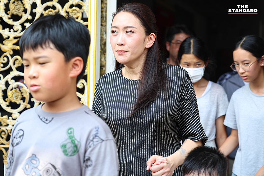 สมาชิกครอบครัวชินวัตร นำโดย 'พานทองแท้-พินทองทา-แพทองธาร' เดินทางเข้าเยี่ยม ทักษิณ ชินวัตร ที่ เรือนจำกลางคลองเปรม 2