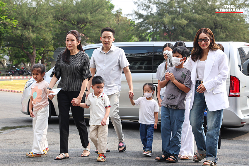 สมาชิกครอบครัวชินวัตร นำโดย 'พานทองแท้-พินทองทา-แพทองธาร' เดินทางเข้าเยี่ยม ทักษิณ ชินวัตร ที่ เรือนจำกลางคลองเปรม 3