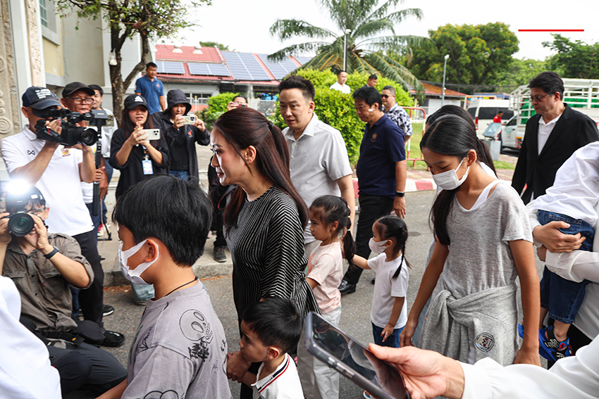 สมาชิกครอบครัวชินวัตร นำโดย 'พานทองแท้-พินทองทา-แพทองธาร' เดินทางเข้าเยี่ยม ทักษิณ ชินวัตร ที่ เรือนจำกลางคลองเปรม 5