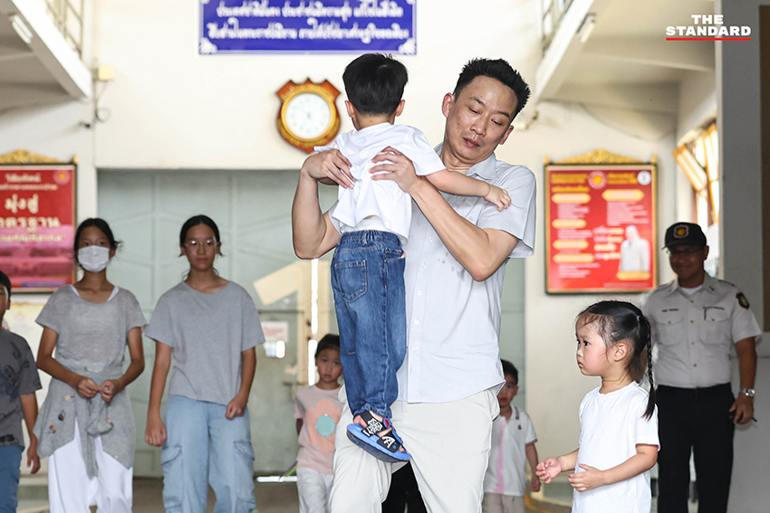 สมาชิกครอบครัวชินวัตร นำโดย 'พานทองแท้-พินทองทา-แพทองธาร' เดินทางเข้าเยี่ยม ทักษิณ ชินวัตร ที่ เรือนจำกลางคลองเปรม 6