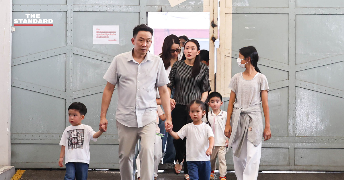 สมาชิกครอบครัวชินวัตร นำโดย 'พานทองแท้-พินทองทา-แพทองธาร' เดินทางเข้าเยี่ยม ทักษิณ ชินวัตร ที่ เรือนจำกลางคลองเปรม